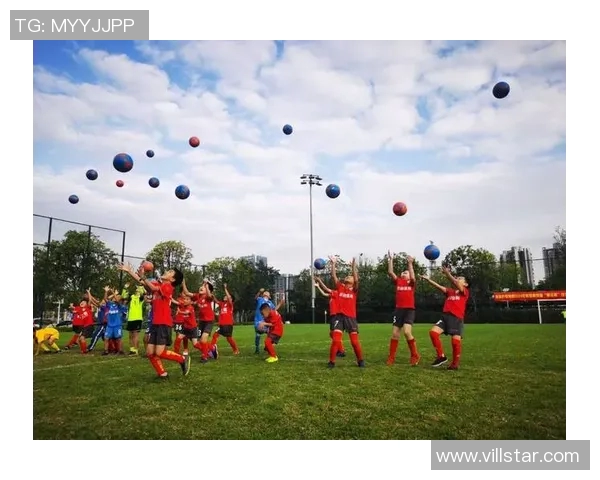 孩子们快乐模仿足球球星展现童真风采与运动激情魅力 孩子们快乐模仿足球球星展现童真风采与运动激情魅力